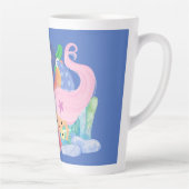 美しいピンクの髪のマーメイド遊が魚を抱きしめている カフェラテマグ (右)