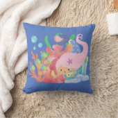 美しいピンクの髪のマーメイド遊が魚を抱きしめている クッション (ブランケット)