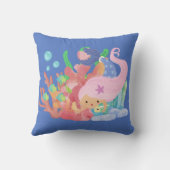 美しいピンクの髪のマーメイド遊が魚を抱きしめている クッション (裏面)