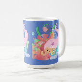 美しいピンクの髪のマーメイド遊が魚を抱きしめている コーヒーマグカップ (正面右)