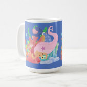 美しいピンクの髪のマーメイド遊が魚を抱きしめている コーヒーマグカップ (正面左)