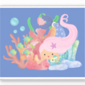 美しいピンクの髪のマーメイド遊が魚を抱きしめている シール (正面)