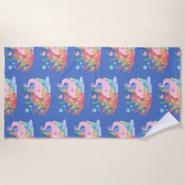 美しいピンクの髪のマーメイド遊が魚を抱きしめている ビーチタオル