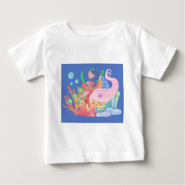 美しいピンクの髪の人魚が魚を抱えて遊んでいる ベビーTシャツ