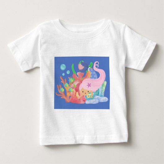 美しいピンクの髪の人魚が魚を抱えて遊んでいる ベビーTシャツ (正面)