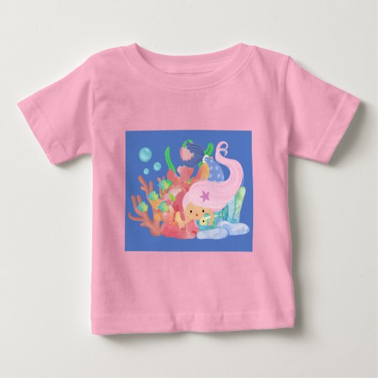 美しいピンクの髪の人魚が魚を抱えて遊んでいる ベビーTシャツ (正面)