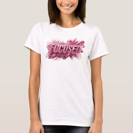 美しいピンクのFOCUSEDテキストデザイン Tシャツ (正面)