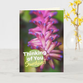 美しいピンクパープルのマッチスティック植物の花 カード (黄色い花)