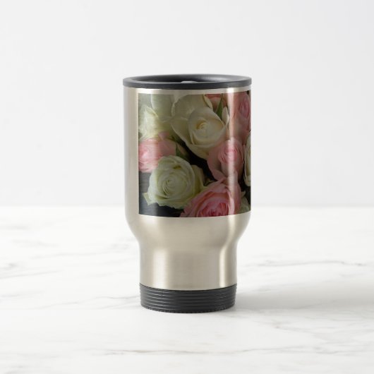 美しいピンクホワイトローズフラワーブーケ トラベルマグ (中央)