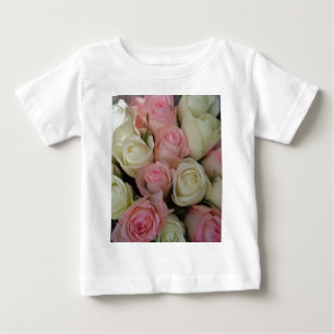 美しいピンクホワイトローズフラワーブーケ ベビーTシャツ