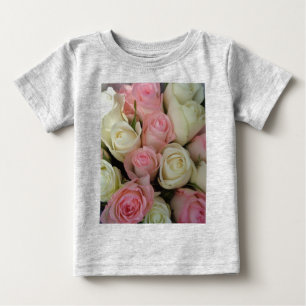 美しいピンクホワイトローズフラワーブーケ ベビーTシャツ