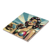 美しいピンナップの女性とコーラのビーチ タイル (側面)