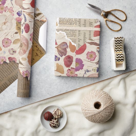 美しいフローラを押した ラッピングペーパー (クラフト)