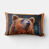 美しいブラウンベアポートレート野生生物写真 ランバークッション (裏面)