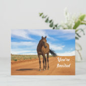 美しいブラウンホースロードフォト誕生日 招待状 (スタンド正面)