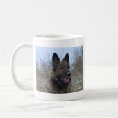 美しいブラックタンジャーマンシェパードの子犬 コーヒーマグカップ (左)