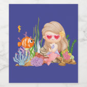 美しいブリュネットの髪の人魚が海で遊んでいる ワインラベル (シングルラベル)