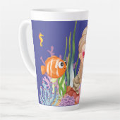 美しいブリュネットヘアの人魚が海で遊んでいる カフェラテマグ (左アングル)