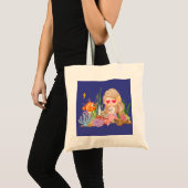 美しいブリュネットヘアの人魚が海で遊んでいる トートバッグ (正面(商品))