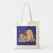 美しいブリュネットヘアの人魚が海で遊んでいる トートバッグ (裏面)