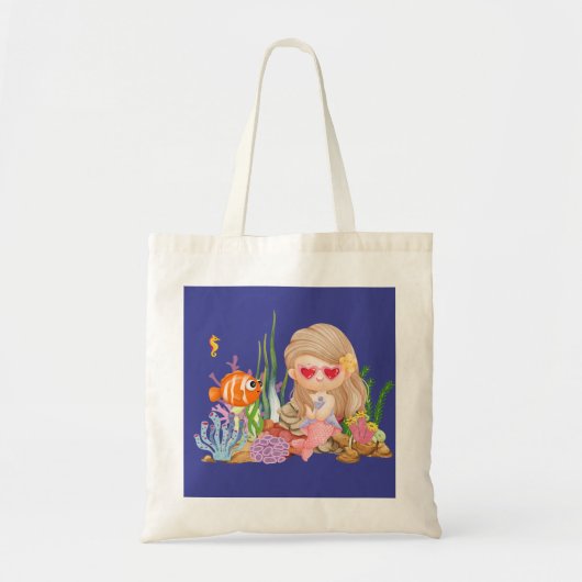 美しいブリュネットヘアの人魚が海で遊んでいる トートバッグ (正面)