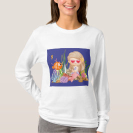 美しいブリュネットヘアの人魚が海で遊んでいる Tシャツ