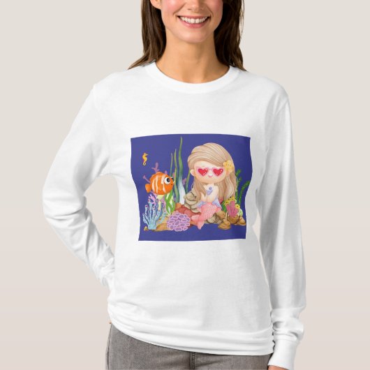 美しいブリュネットヘアの人魚が海で遊んでいる Tシャツ (正面)