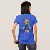 美しいブロンドの女性 ヨガのポーズ蓮 可愛い女性 Tシャツ (裏面フル)
