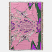 美しいベビーピンク紫の色合いのモチーフのモノグラム スローブランケット (正面縦)