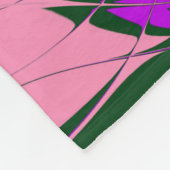 美しいベビーピンク紫の色合いのモチーフのモノグラム フリースブランケット (角)