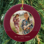 美しいベリー幾何学的パターン写真クリスマス セラミックオーナメント<br><div class="desc">この美しいベリーレッドホリデーオーナメントは、中央の円形の額縁の写真と名前と年ののシンプルタイポグラフィを特徴とする。このトレンディーオーナメントは、深いベリストライプのーの色の背景に梅の幾何学模様を特徴とする。追加の色オプションとフェスティバルカードの調整のための季節のコレクションを表示する。</div>