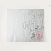 美しいペイントのピンクのバラが飾られた BarefootBride™ タペストリー (正面(横))