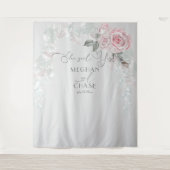 美しいペイントのピンクのバラが飾られた BarefootBride™ タペストリー (正面)