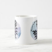 美しいペンとインクバラにフォーカス コーヒーマグカップ (中央)