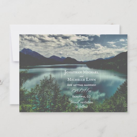 美しいマウンテンレイクリフレクション結婚ズ セーブザデート (裏面)