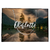 美しいマウンテンレイク、夕べフォト誕生日 ラージペーパーバッグ (裏面)