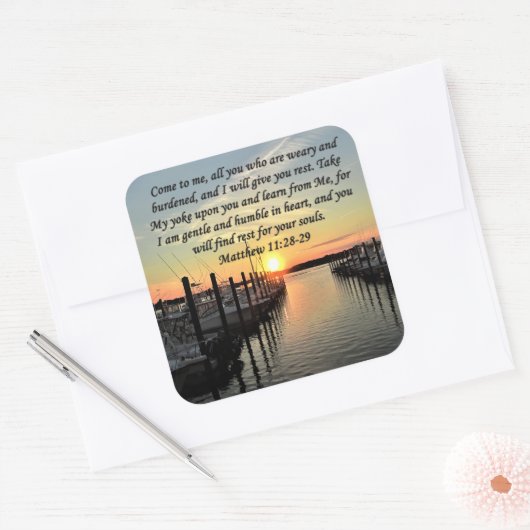 美しいマタイ11:28湖の上の夕日の写真 スクエアシール (封筒)