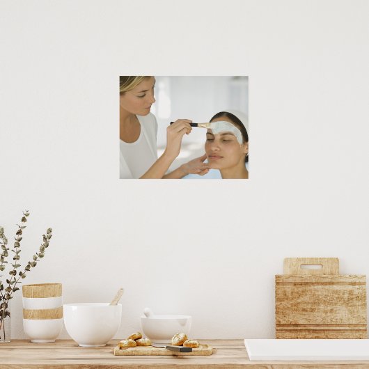 美しいマッドマスクを取得する女性 ポスター (キッチン)