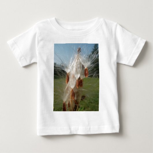 美しいミルクウィード魔法：スカイワード飛行デザイン ベビーTシャツ (正面)