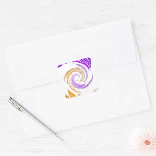 美しいモダンアートデザイン:紫と金ゴールドの渦 スクエアシール (封筒)