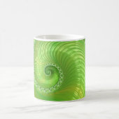 美しいモノクログリーンスパイラルフラクタル コーヒーマグカップ (中央)