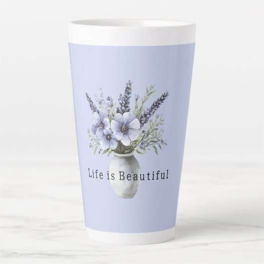 美しいラベンダーパープルの花が入った花瓶 カフェラテマグ (正面)