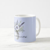 美しいラベンダーパープルの花が入った花瓶 コーヒーマグカップ (正面右)