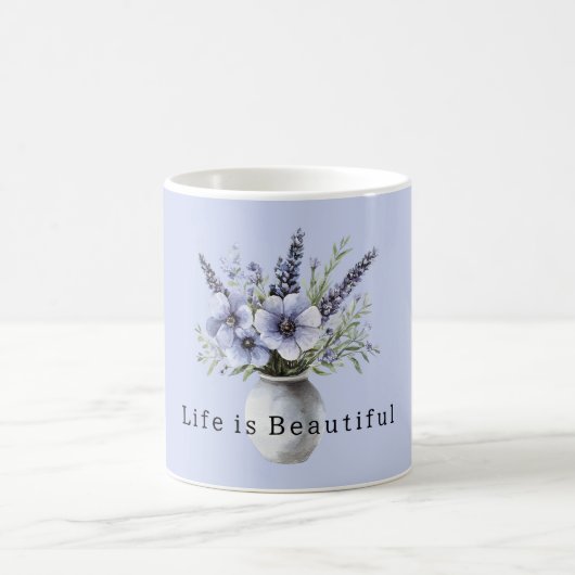 美しいラベンダーパープルの花が入った花瓶 コーヒーマグカップ (中央)