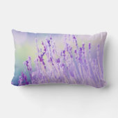 美しいラベンダーフラワーフィールドまたは牧草地パープル ランバークッション (裏面)