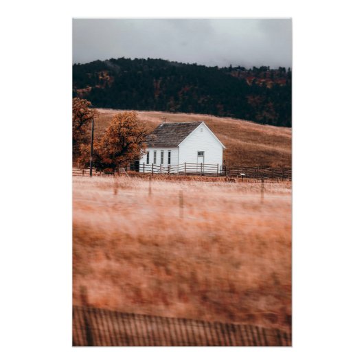 美しいリトルホワイト建物インゴールデンメドウ ポスター (正面)