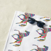 美しいレインボーカラー馬サンダー_コーブ ビーチタオル (インサイチュ)