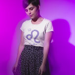 美しいレオ星占いサインパーソナライズされたパープル Tシャツ<br><div class="desc">紫とラベパーソナライズされたンダーのLeoのTシャツかわいらしは、〔占星術の〕十二宮図からのあなたのサインが星座のように美しい輝きで占星術のす。7月カスタマイズ末か誕生日の初期の人のための美しい草書にあなたの名前を付けたこのかわいいギフト威厳がある。</div>