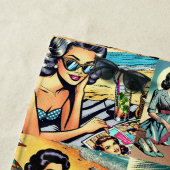 美しいレトロレディーアットザカクテルビーチ ビーチタオル (インサイチュ)