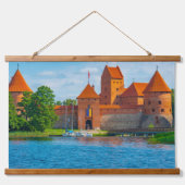美しい中世の城オンブルーレイク 吊り下げ型タペストリー (正面)